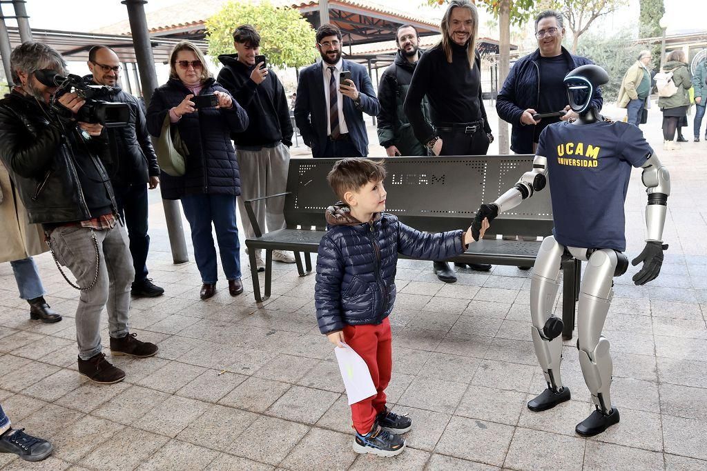 La demostración de los dos robots que han estado este martes en el Campus de Los Jerónimos de la UCAM, en imágenes