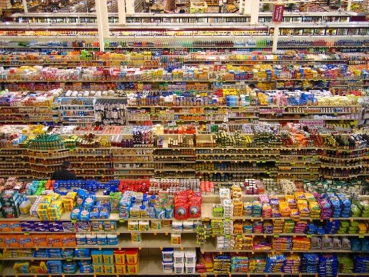 4. De Andreas Gursky vale 2,5 millones. Uno de los trabajos más conocidos del artista. Su fotografía de las estanterías de un hipermercado, ’99 Cent II Diptychon’, es una de las muchas imágenes de gran tamaño que realizó desde una posición elevada.