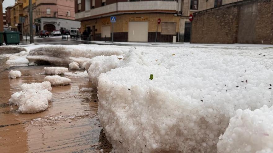 Una impresionante granizada invade Villar del Arzobispo en pocos minutos