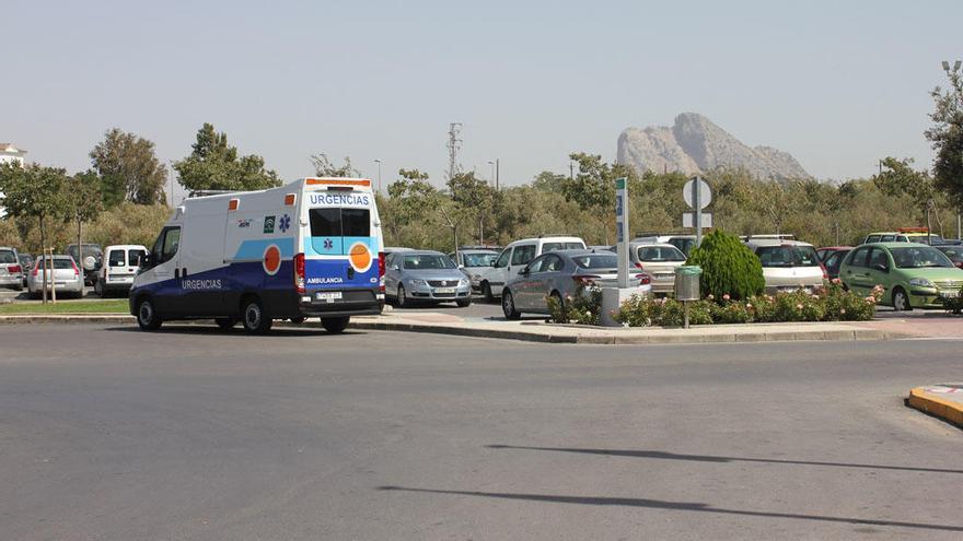 Una ambulancia, en la rotonda que da acceso al Hospital Comarcal de Antequera.