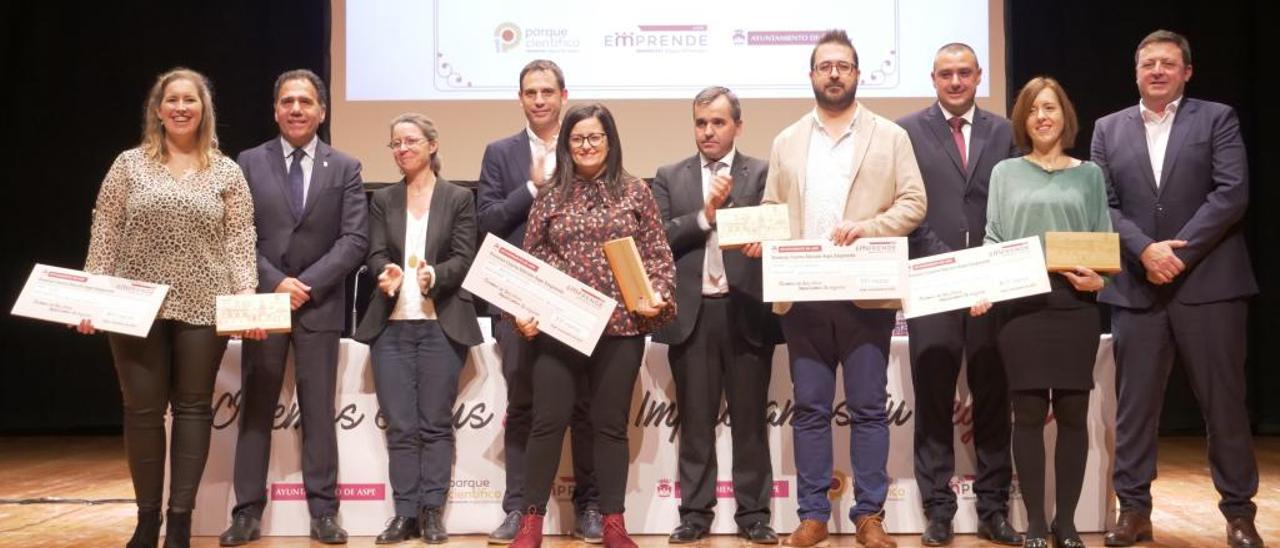 Los ganadores de Aspe Emprende, recibiendo el premio el mes pasado.