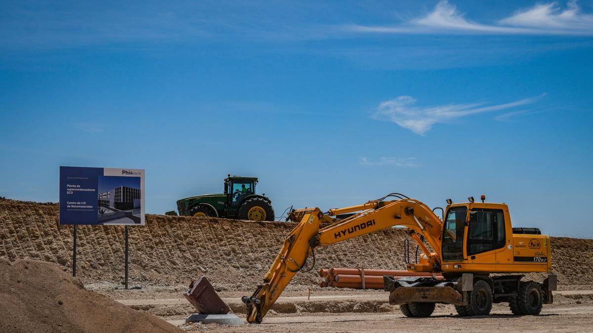 Primeros trabajos de las máquinas en la parcela de Phi4tech en Badajoz.