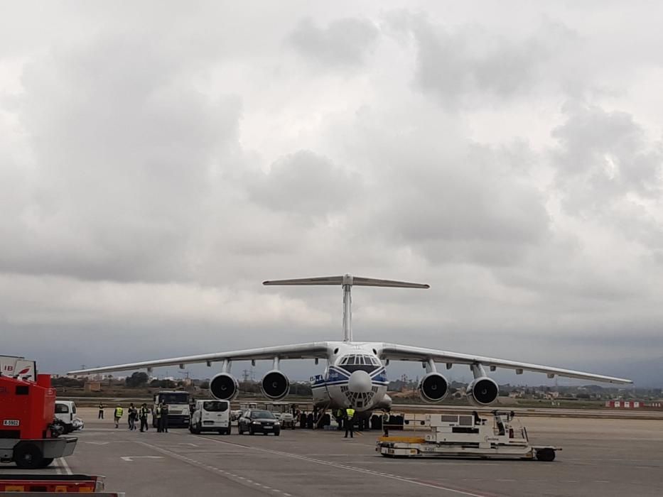 Llega a Mallorca un avión ruso cargado de material sanitario