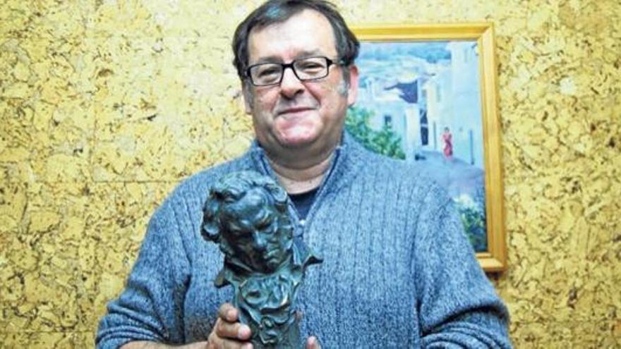 El mijeño Cristóbal Ruiz posa junto a su premio Goya.