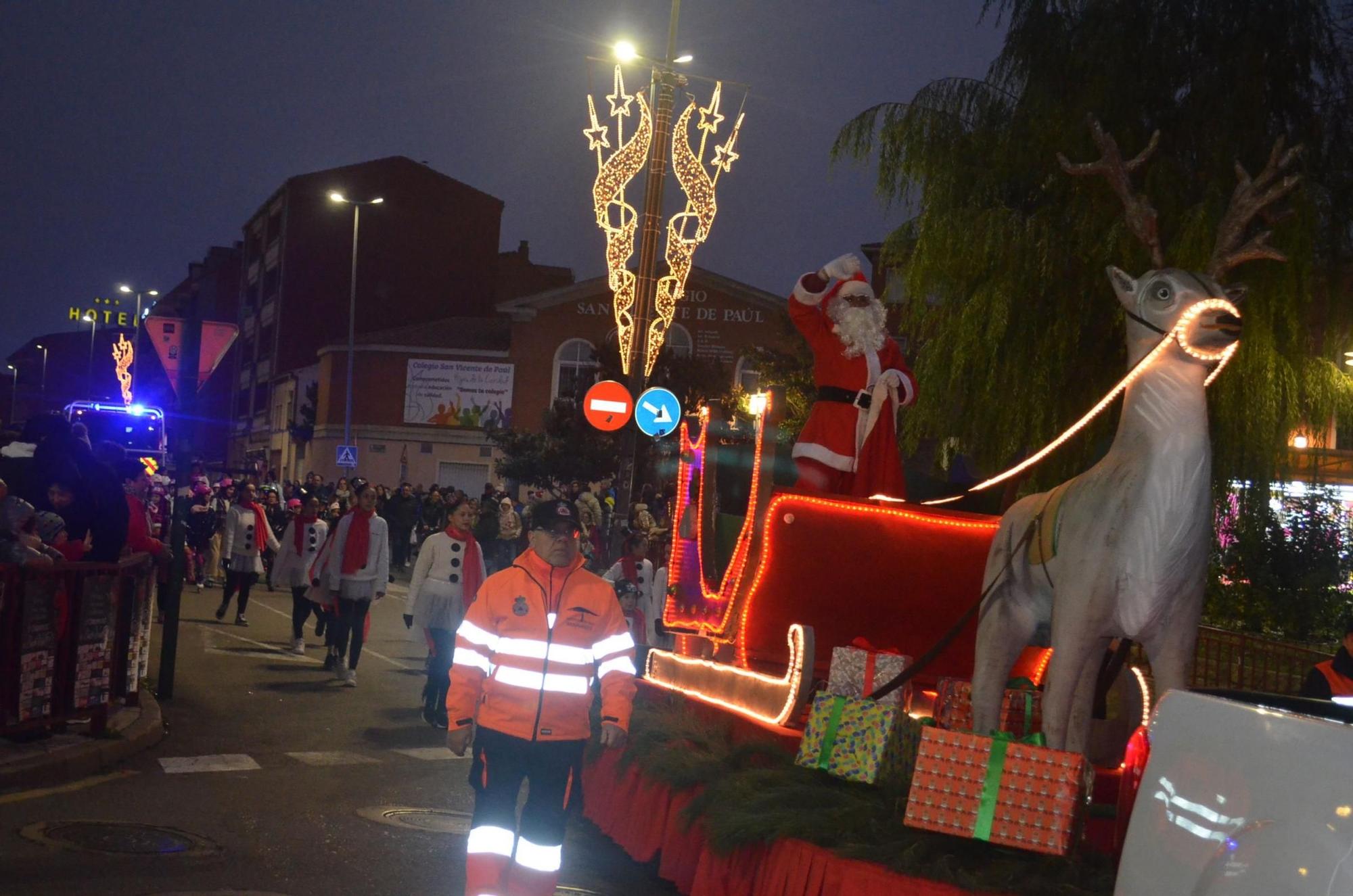 GALERÍA | Los niños de Benavente disfrutan de la Cabalgata de Papá Noel