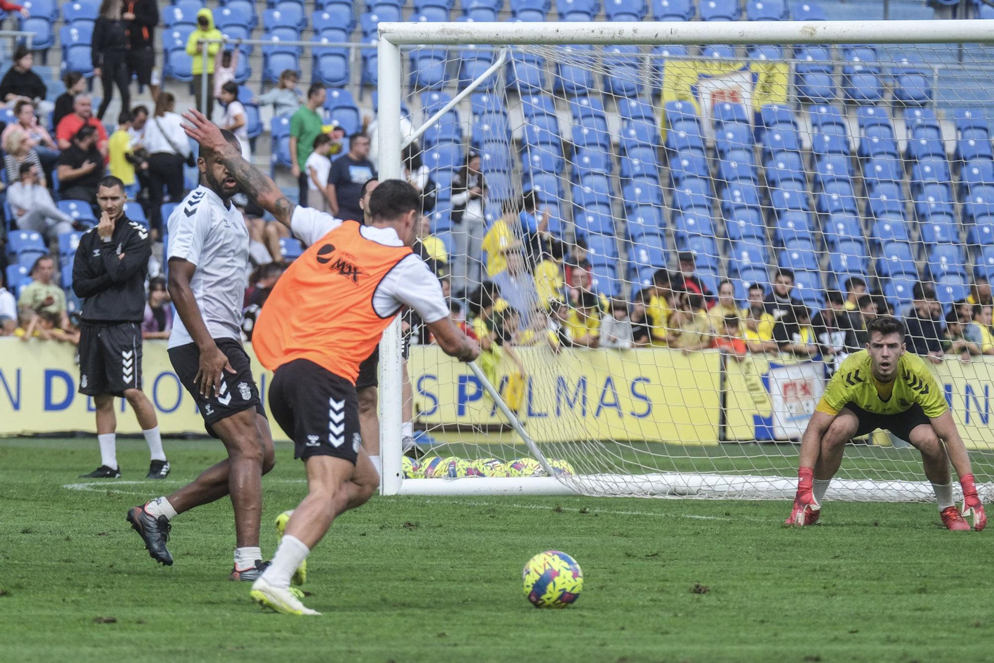 La UD Las Palmas entrena a puerta abierta