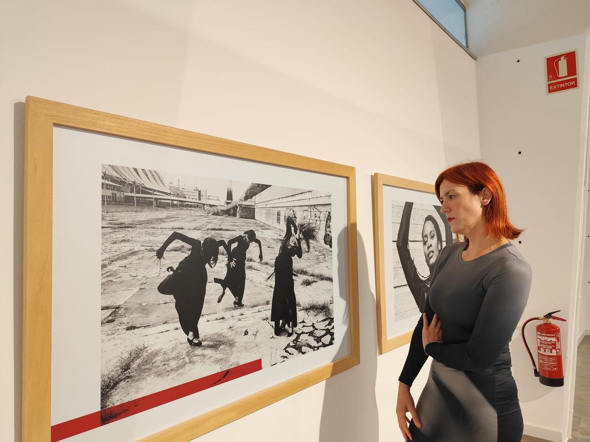 Emma Alcalá contemplant una de les seves fotografies a la Ciutadella de Roses.