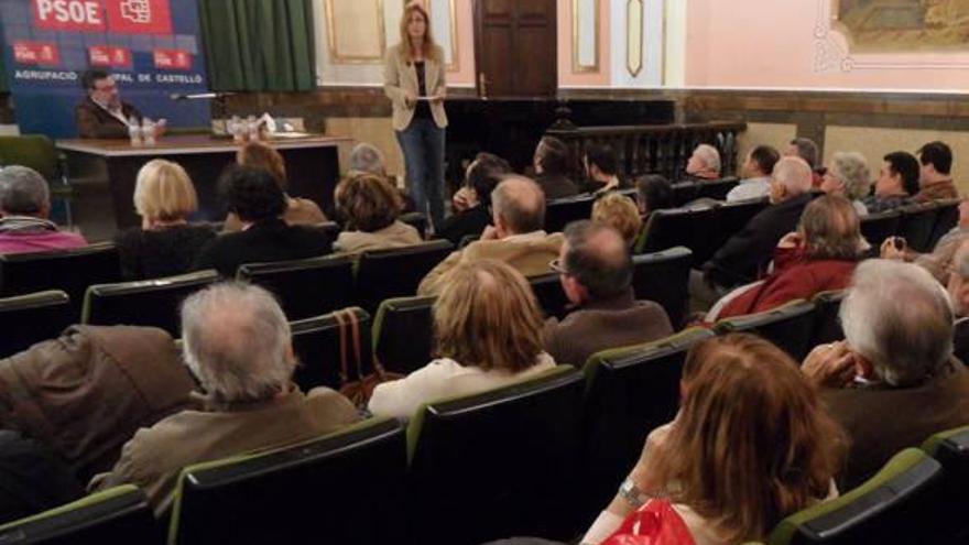 Marco en una reunión con colectivos vecinales.