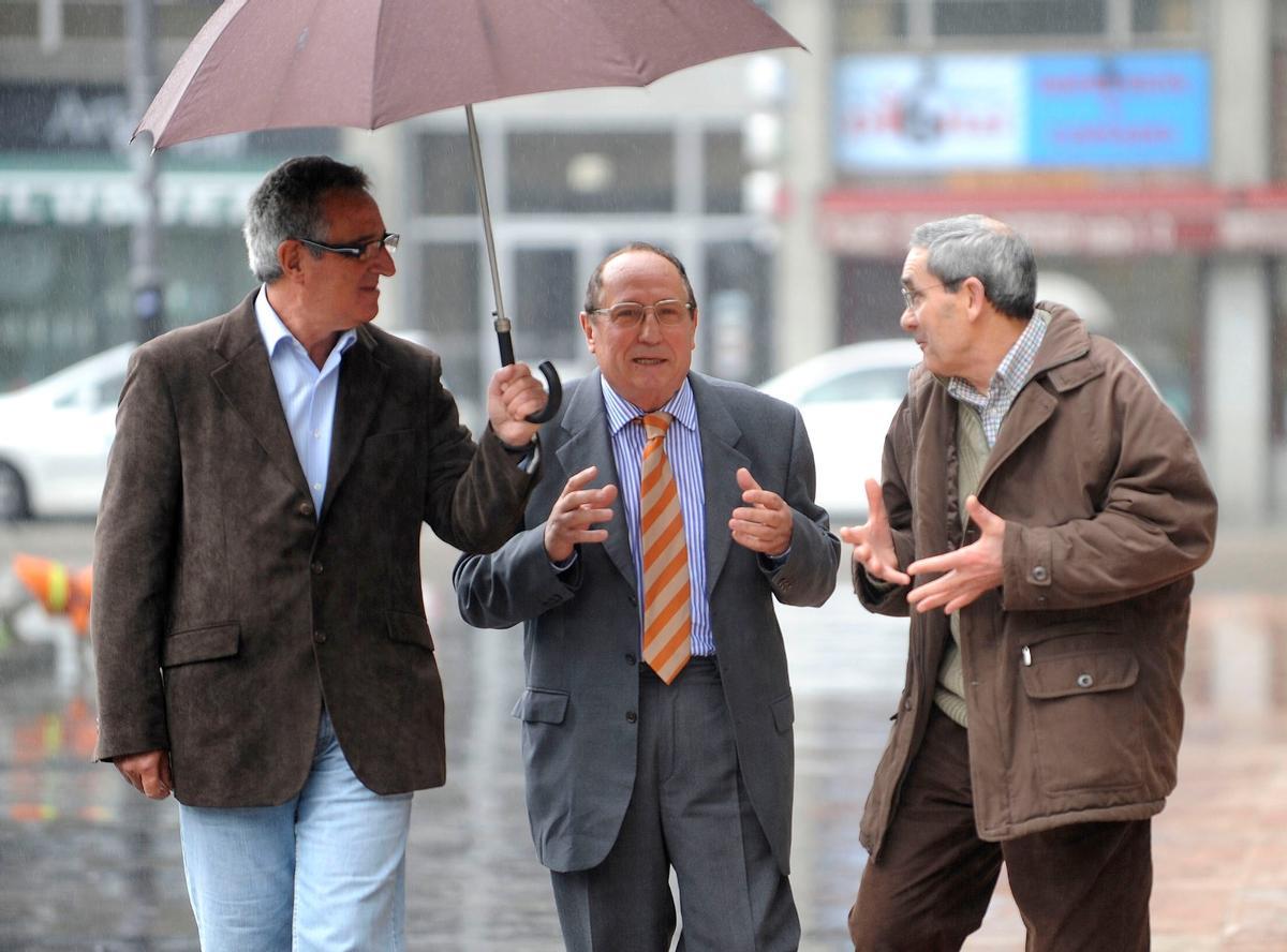 Bedia, en el centro, con José Sierra (IU) a la izquierda y Pablo Fernández (PSOE), tres de los primeros alcaldes de la democracia, en una foto de 2009