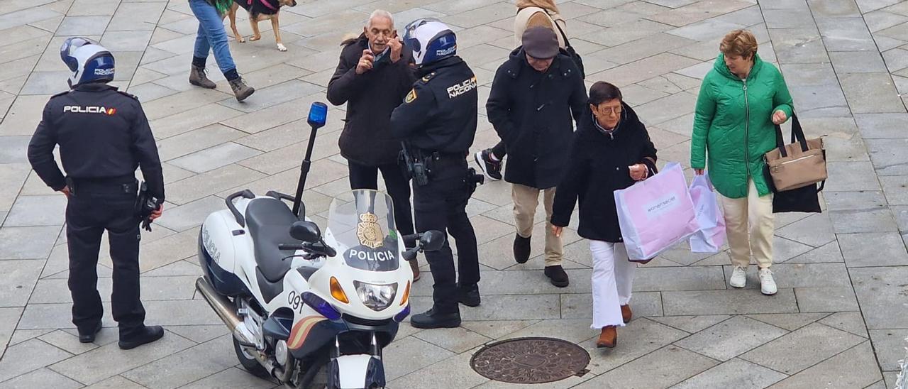 El inspector jefe, Luis Hombreiro, y uno de sus agentes charlan con los vecinos durante la salida inaugural de las motos.