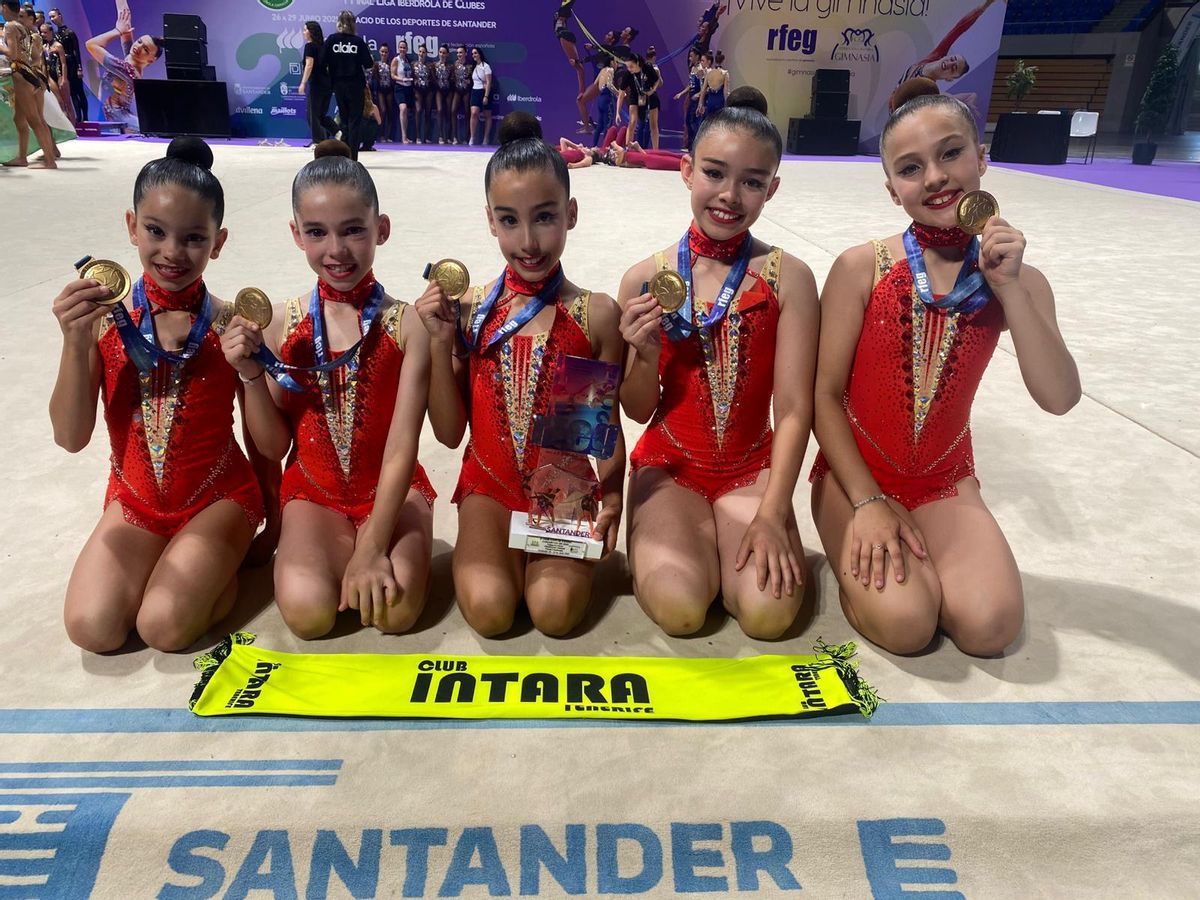 El Intara alevín, con sus medallas y trofeo.