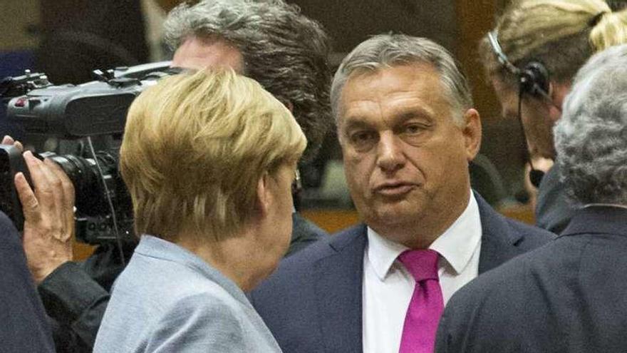 Merkel, hablando con el primer ministro húngaro, Viktor Orbán. // Efe