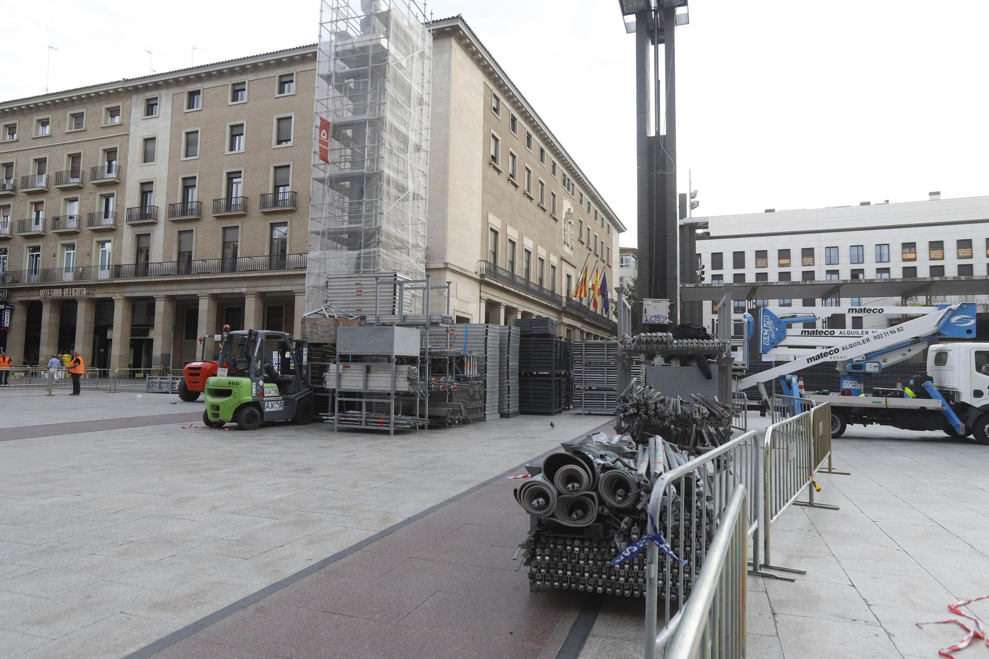 Trabajos de montaje de los escenarios de Fiestas del Pilar en la plaza del Pilar