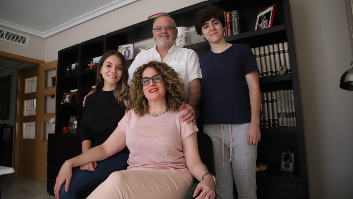 Silvia Vázquez y Francisco Miranda, con sus dos hijas, Silvia y Victoria.