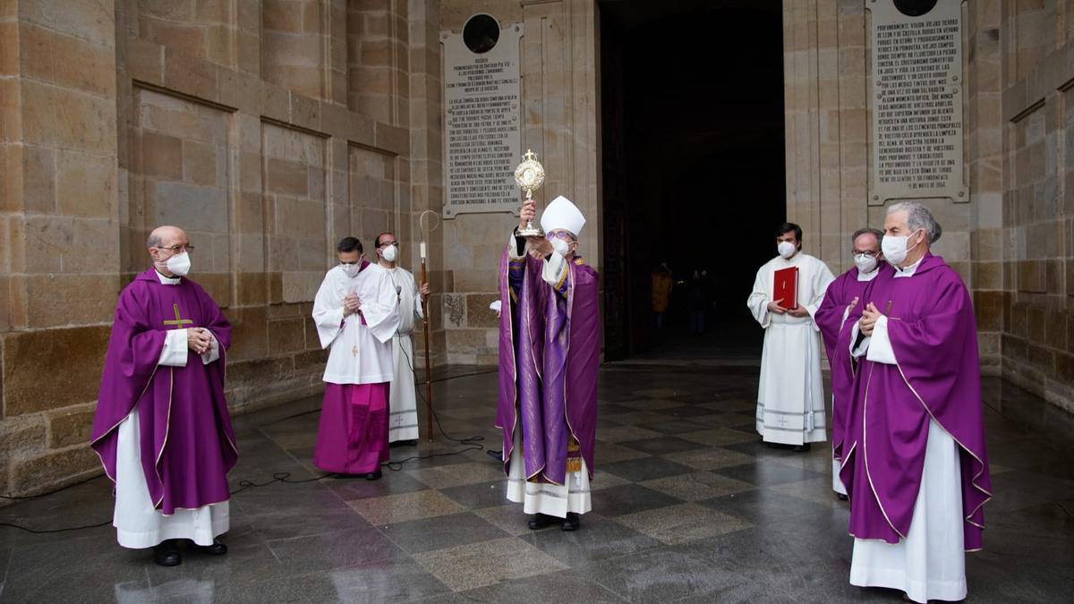 El obispo de Zamora, con la reliquia a las puertas de la Catedral en este Miércoles de Ceniza.