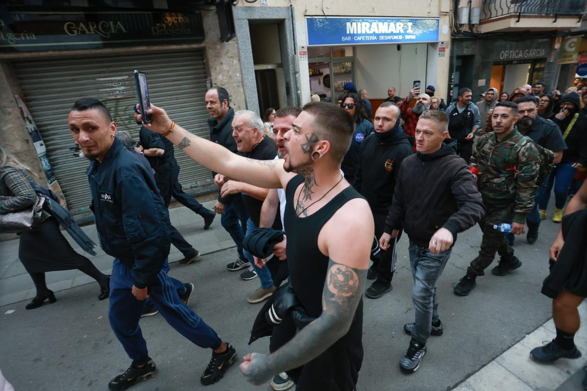 Un grupo de manifestantes ha proferido gritos de 'Arriba España' durante la manifestación "contra la inseguridad" de este martes en Mataró