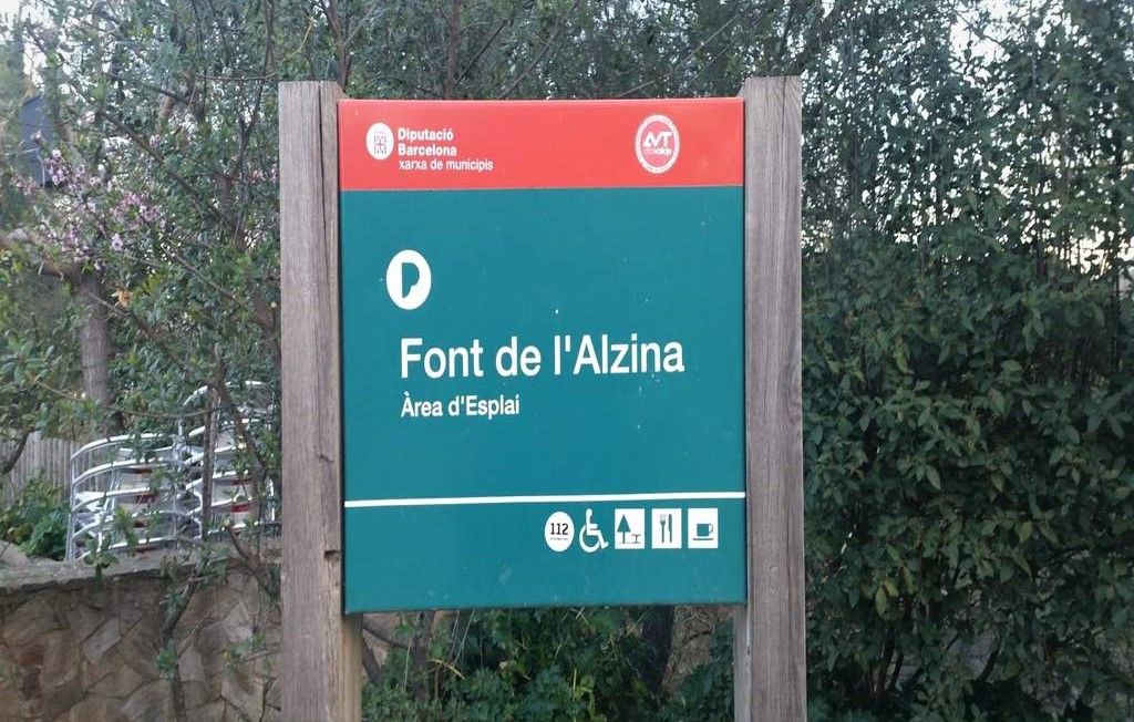 Acceso a la Font de l'Alzina de Santa Coloma de Gramenet.