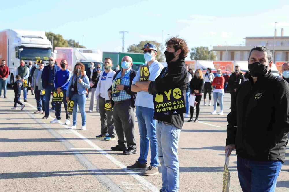 Hosteleros colapsan el centro de Lorca reclamando la apertura de sus negocios