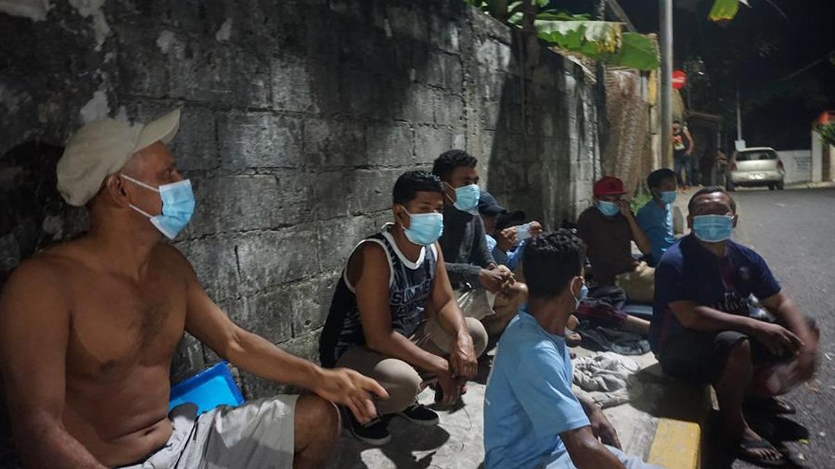Migrantes hondureños varados en la frontera sur de México duermen en las calles del estado de Chiapas porque los albergues rechazan a los extranjeros.