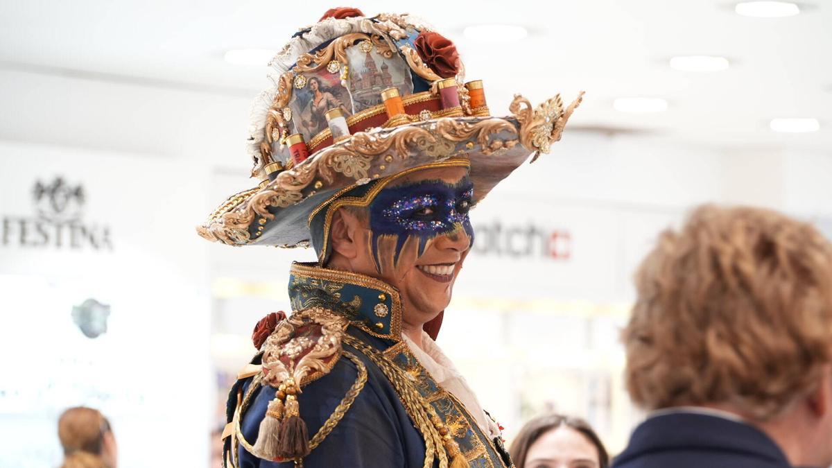 Fotogalería | Las comparsas lucen sus trajes este lunes como maniquíes vivientes