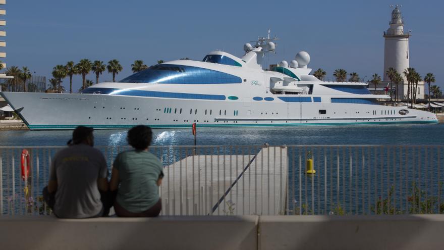 Atraca en el puerto de Málaga Yas, uno de los megayates más exclusivos del mundo