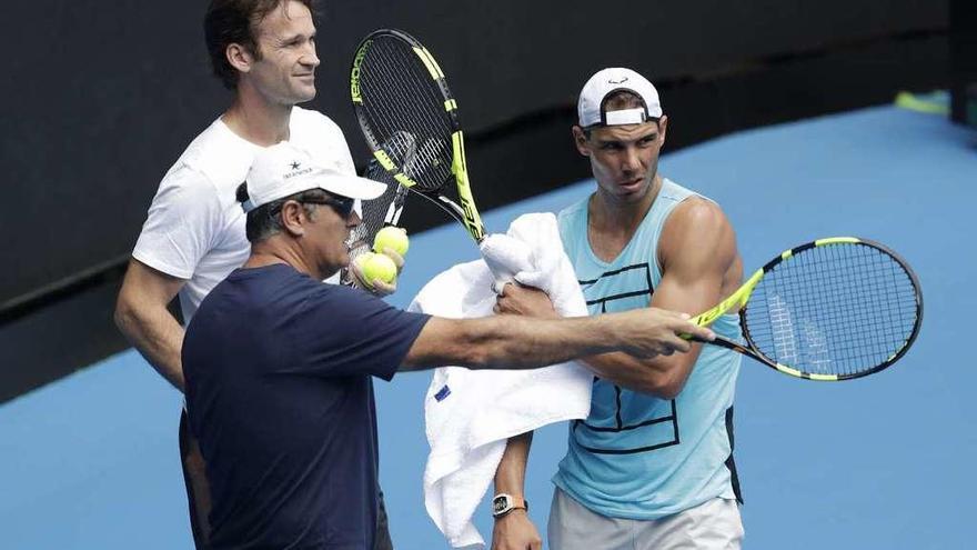 Rafa Nadal, durante uno de sus entrenamientos en Melbourne junto a Carlos Moyá y a su tío Toni Nadal.