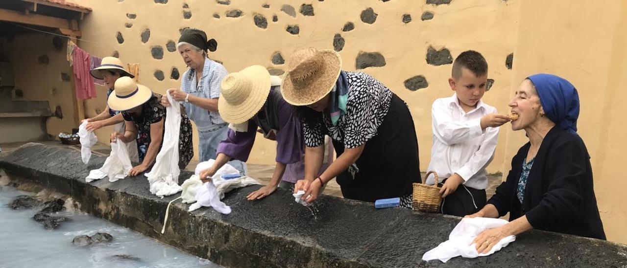 Recreación de la actividad de las mujeres en los lavaderos de La Orotava