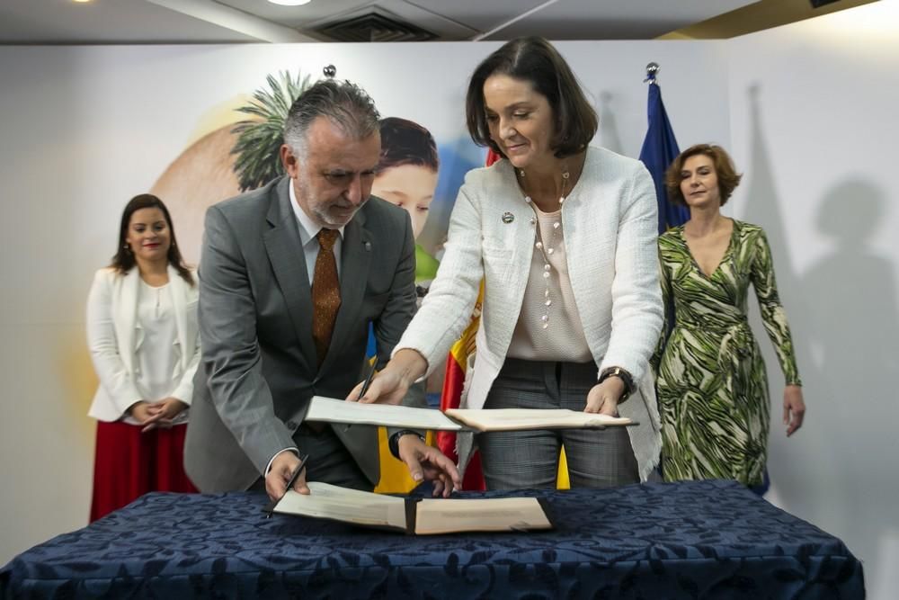 Firma de los 15 millones del convenio de Thomas Cook