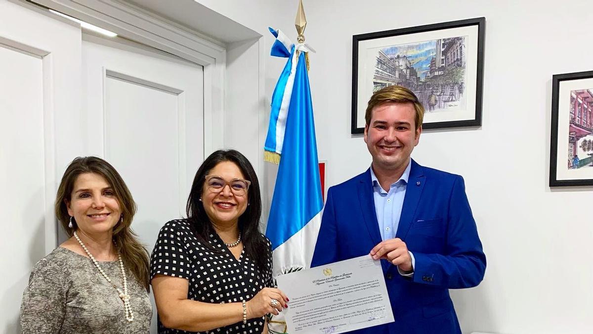 Manuel Zalba sostiene junto a la embajadora de Guatemala en España, Mónica Bolaños, la carta patente del presidente Alejandro Giammattei que le acredita como cónsul en Zaragoza.