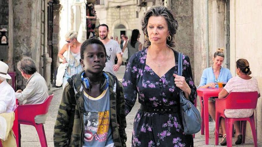 Sophia Loren e Ibrahim Gueye, en un fotograma de la serie.