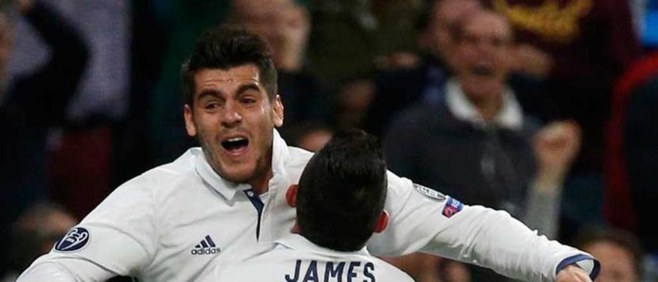 Morata es felicitado por James tras lograr el 2-1 ante el Sporting