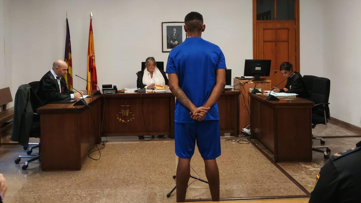 El joven condenado, durante la vista celebrada en un juzgado de lo penal de Palma.