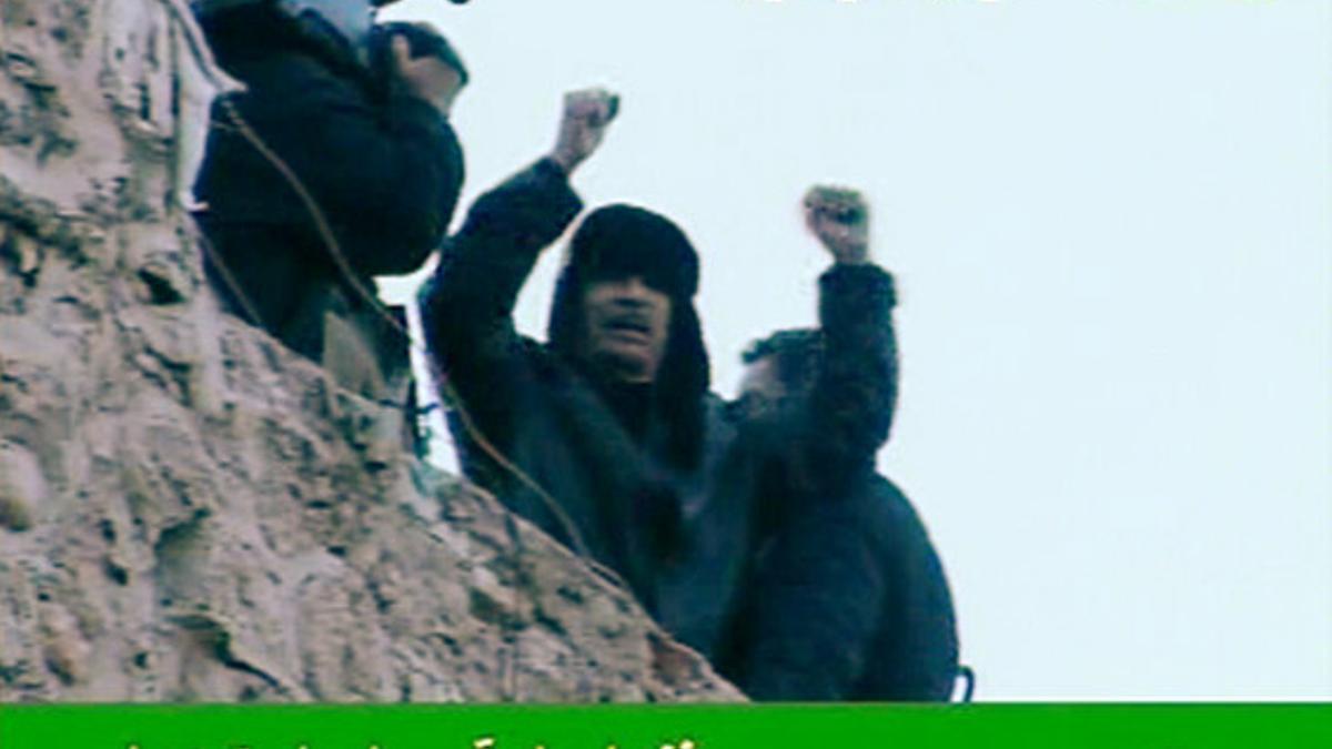 Muamar Gadafi se dirige a sus seguidores en una imagen captada de una emisión de la televisión pública.