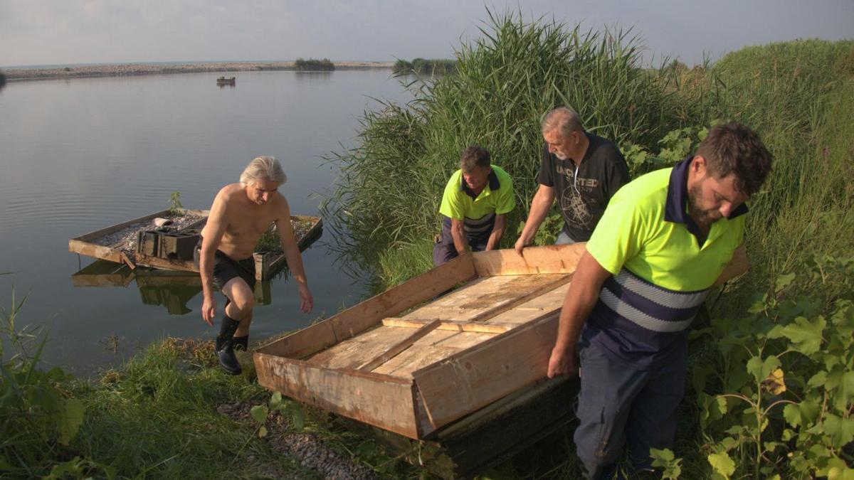 Retirada de las plataformas.