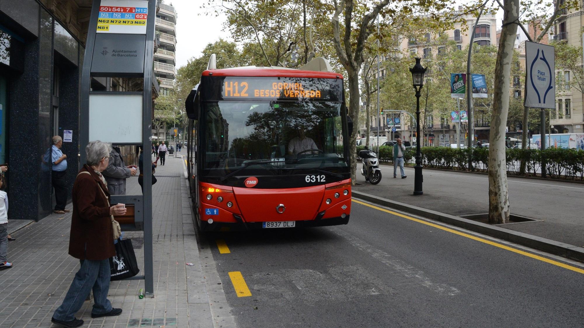 El H12, de Gornal a Besòs-Verneda, en la parada de la Gran Via situada junto a la plaza de Tetuan.