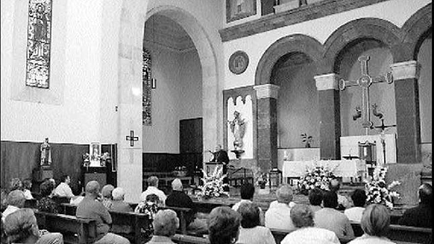 Un centenar de personas acudió a la concentración en la iglesia de Santa Cruz / Miquel Pascual