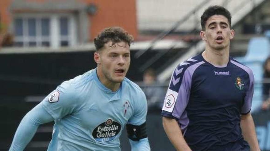 Diego Alende conduce un balón, ayer, en Barreiro. // José Lores