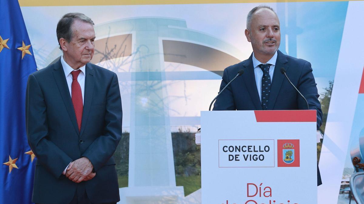El alcalde de Vigo, Abel Caballero, junto al delegado de Zona Franca, David Regades.