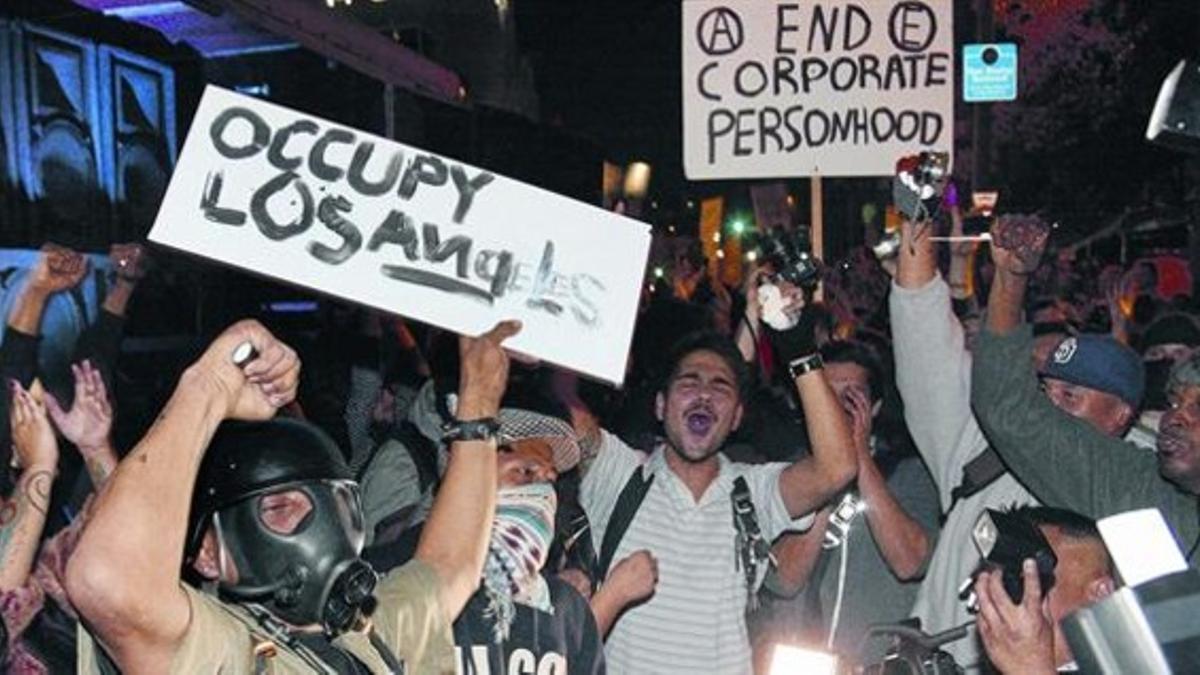 Indignados de Los Ángeles bailan en la acampada ante el consistorio local.