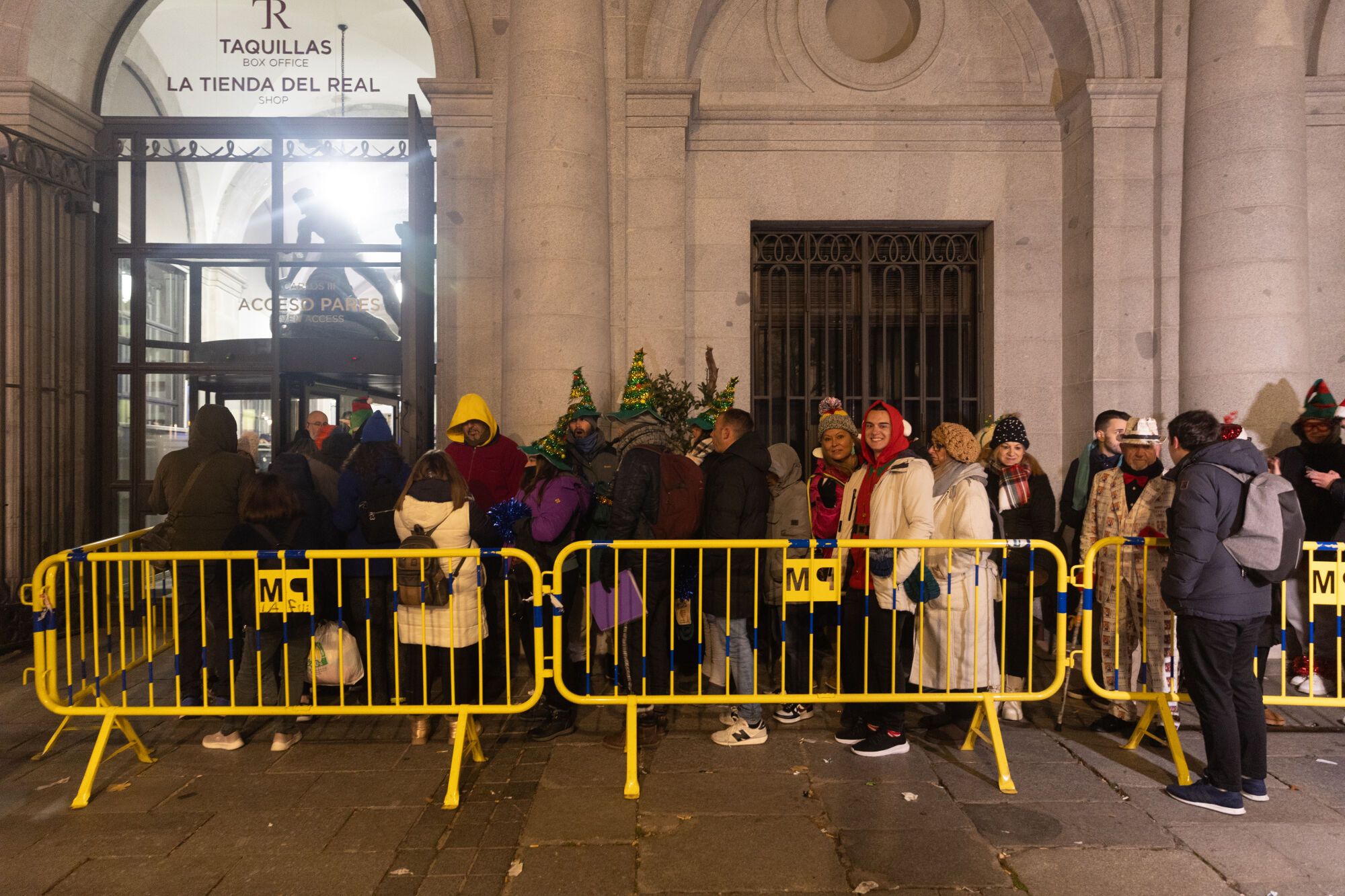 Decenas de personas hacen cola antes de pasar a la celebración del Sorteo Extraordinario de la Lotería de Navidad 2024, en el Teatro Real, a 22 de diciembre de 2024, en Madrid (España). El Estado reparte hoy un total de 2.702 millones de euros en premios, lo que supone 112 millones más que el año pasado. Para este sorteo se han puesto a la venta 193 millones de décimos de Lotería de Navidad. Este año la emisión consta de 193 series (ocho más que el anterior) de 100.000 números cada una, y asciende a 3.860 millones de euros, de los que se repartirá un 70% en premios. 22 DICIEMBRE 2024;SORTEO;NAVIDAD;LOTERIA Eduardo Parra / Europa Press 22/12/2024. Eduardo Parra;