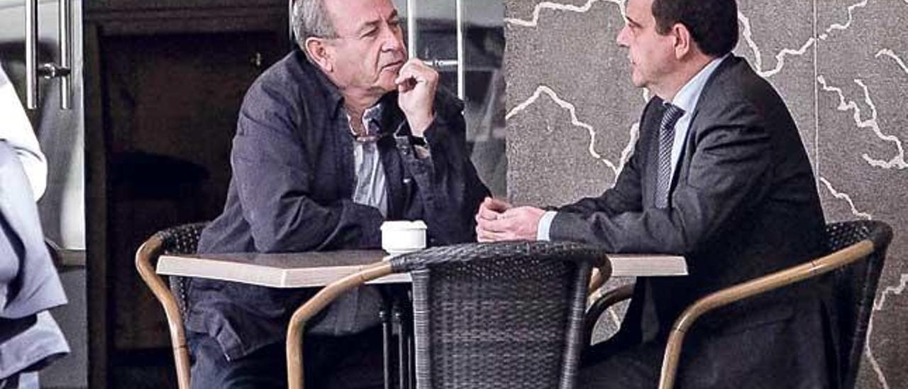 Castro y Horrach charlan en la terraza de un bar de Palma.