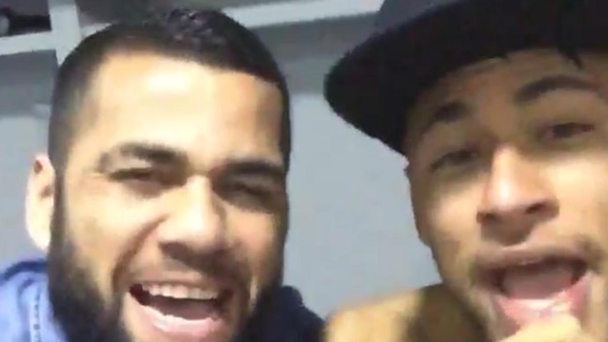 Alves y Neymar, cantando en el vestuario