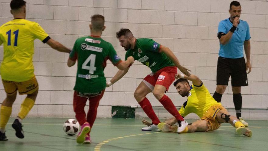 Un jugador del InterSala Zamora ecibe una falta en un partido anterior. | A. B.