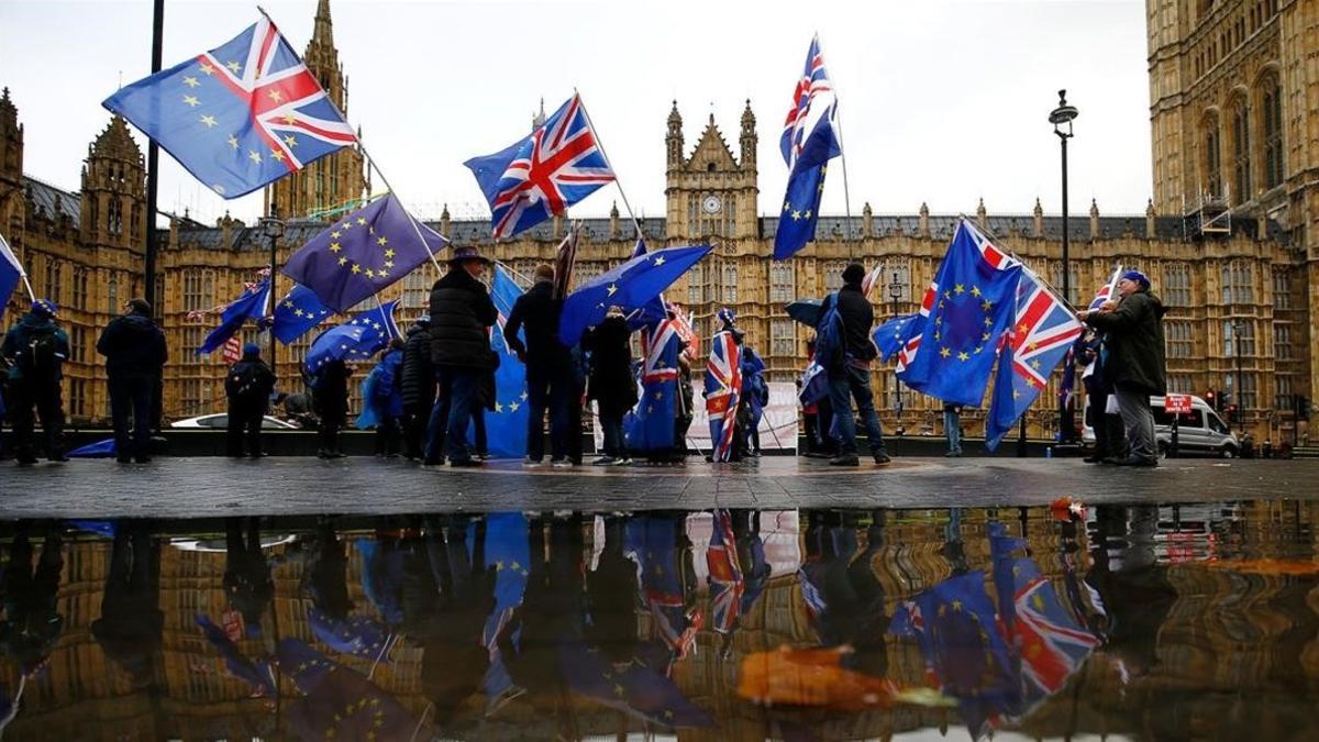 Manifestantes contrarios al 'brexit' ante el Parlamento, ayer.