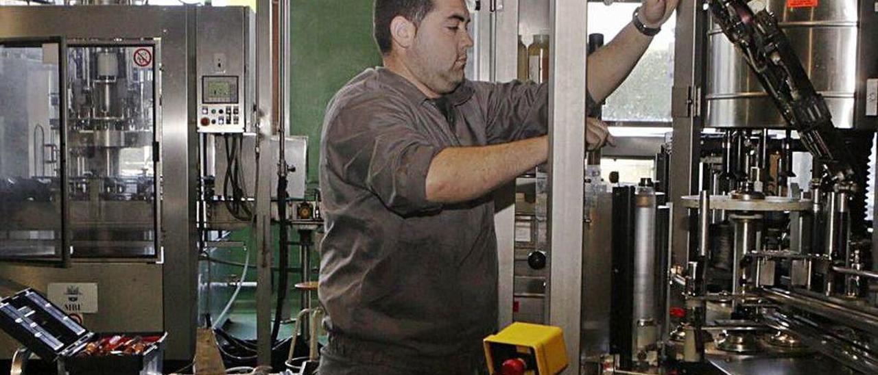 Un trabajador en un llagar de la Comarca de la Sidra.