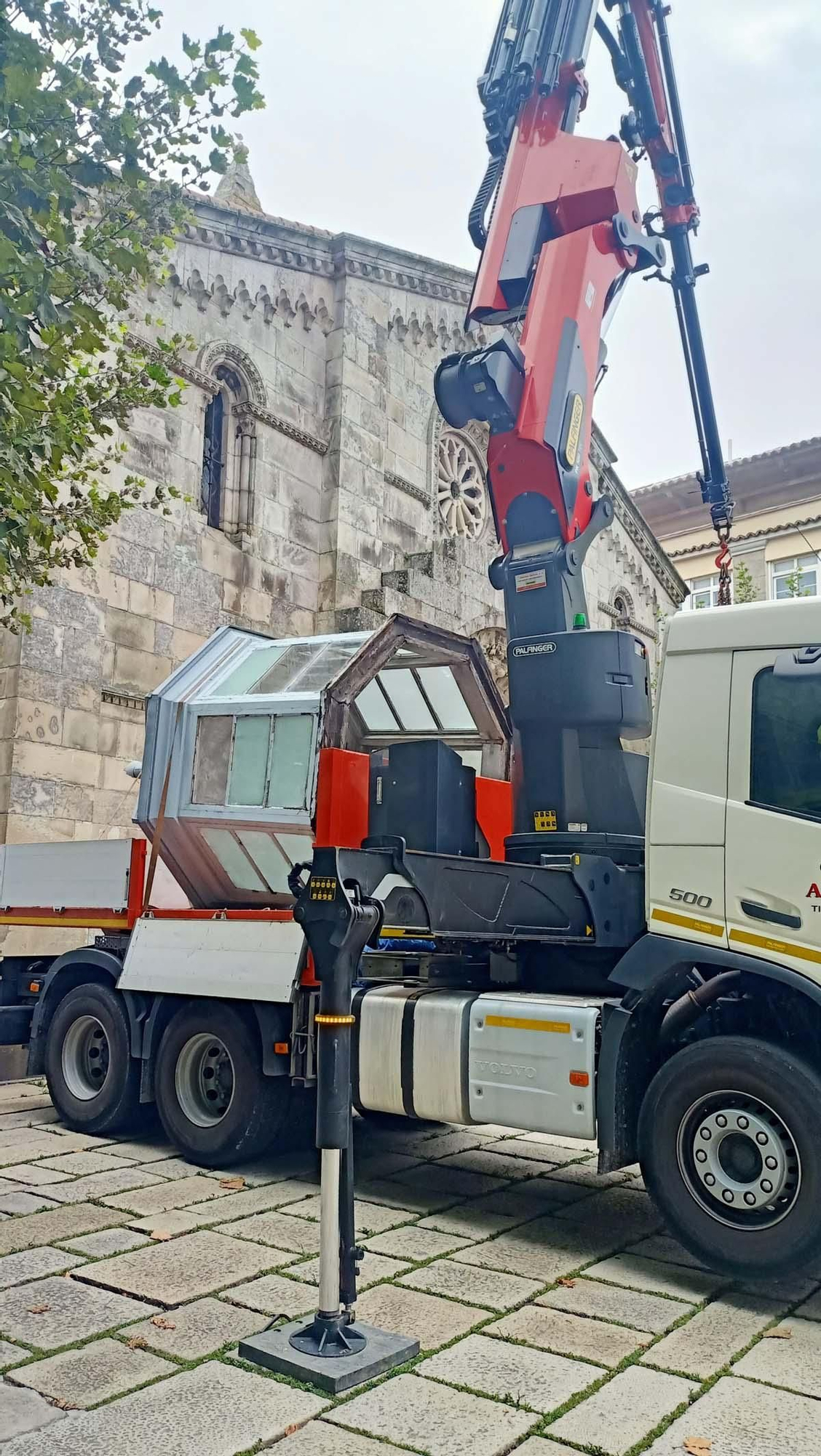 Un camión carga la linterna de la colegiata.