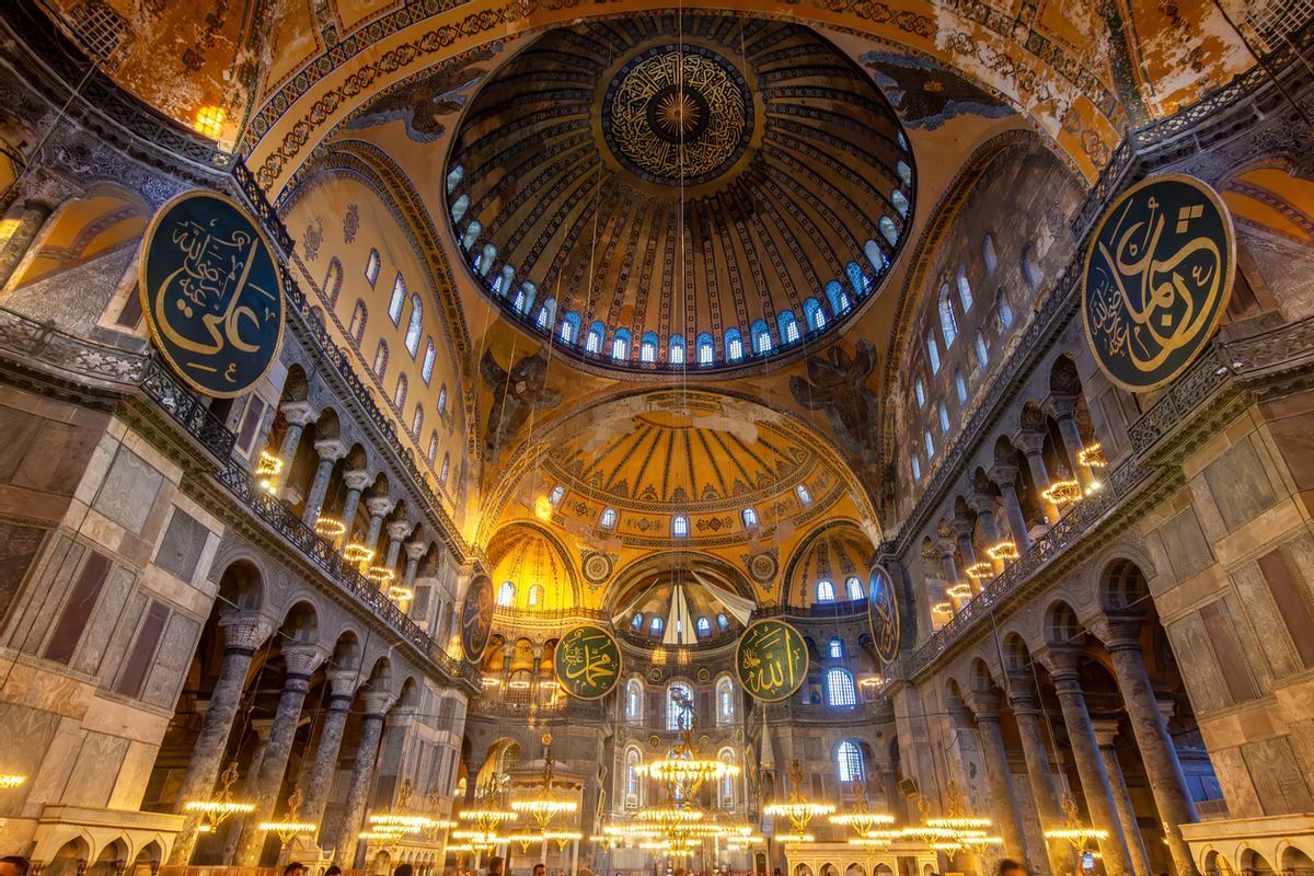 El interior de la Gran Mezquita de Santa Sofía