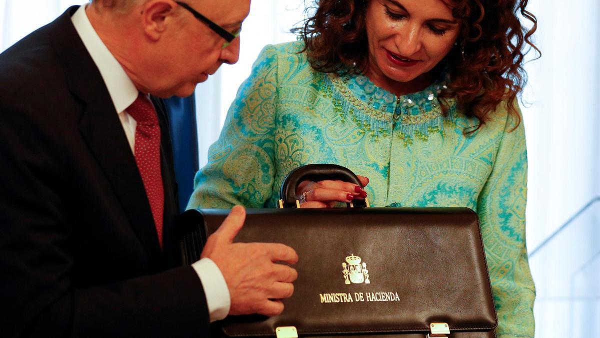 El exministro de Hacienda, Cristóbal Montoro, entregando la cartera del Ministerio de Hacienda a su sucesora en el cargo, María Jesús Montero,en junio de 2018.