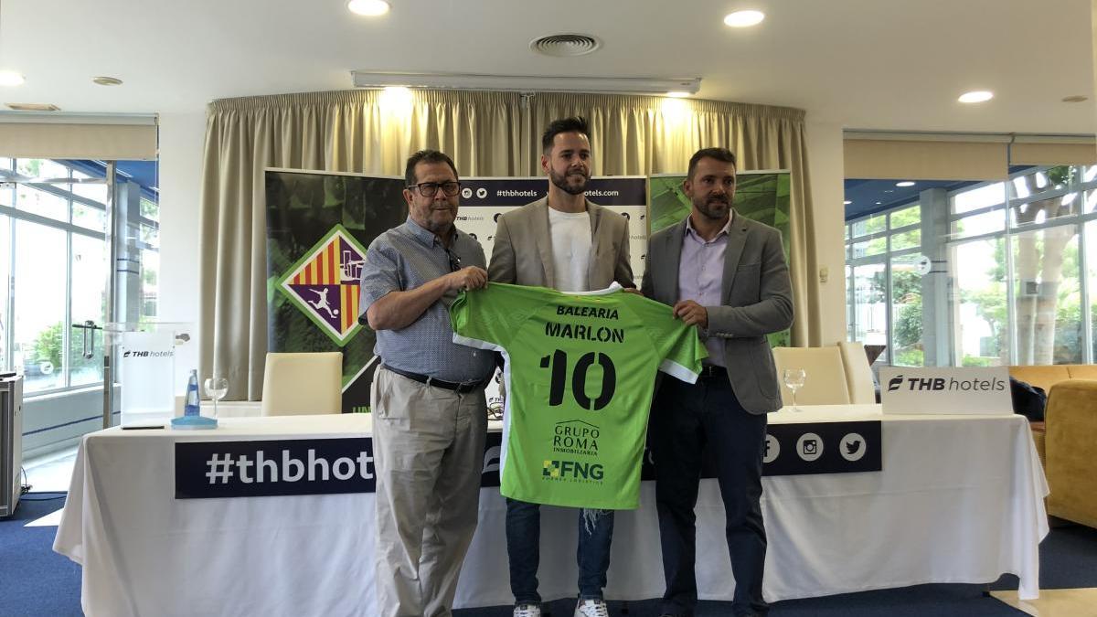 Marlon posa con su nueva camiseta, con el dorsal número 10, junto a Miquel Jaume y José Tirado.