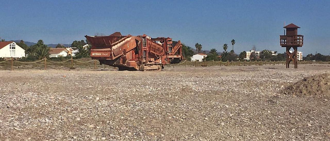 La cribadora, ayer, parada en la playa de Corinto. | JAVIER GÓMEZ